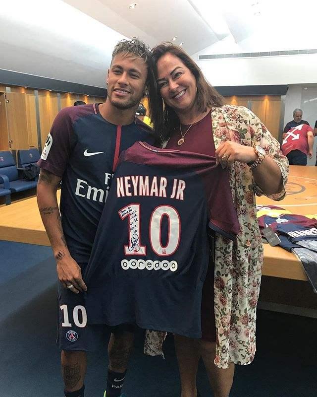 女生让男朋友叫爸爸有的女人动不动就把家庭矛盾发到朋友圈