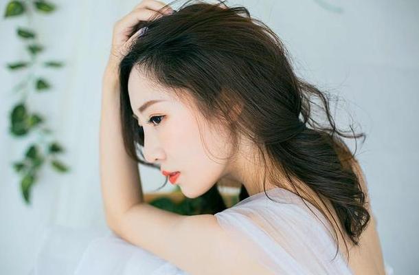 怎样让一个男人主动联系你呢,怎样让一个男生主动跟你表白