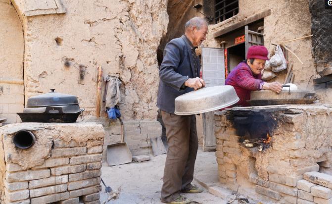 一边做饭一边,他总是下班回家就打游戏