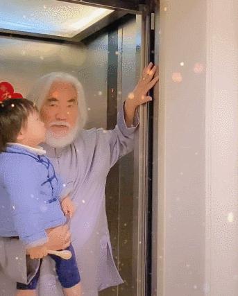 女婴喜欢男性抱亲戚家1岁多的男宝宝特别喜欢亲我家4个月大的女宝宝