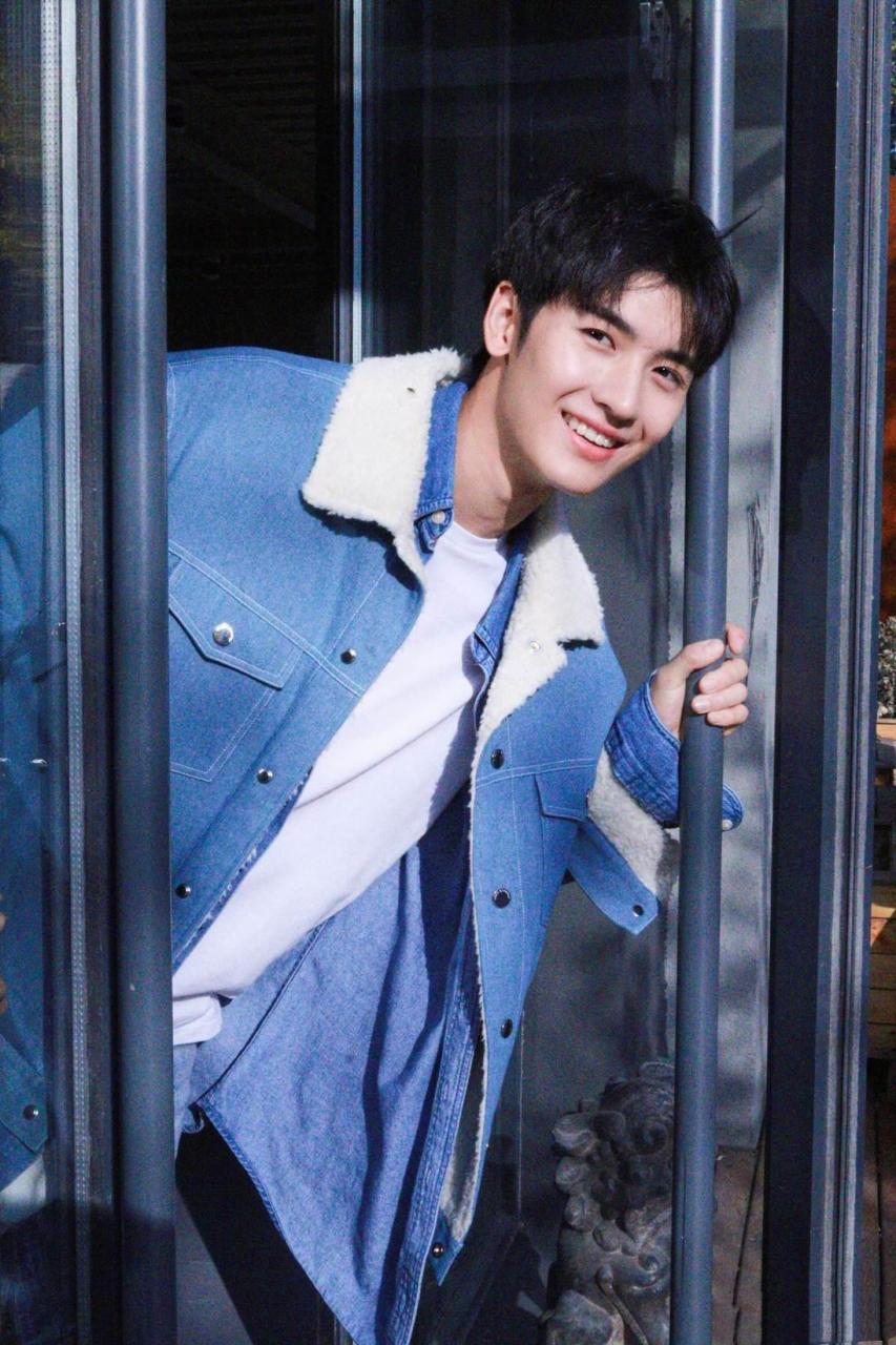 男生怎么穿搭好看男士紧身皮裤穿搭