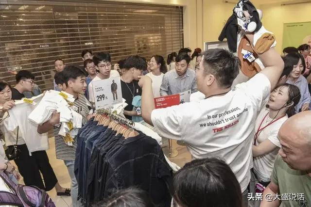 跨境电商服装行业的发展趋势,一个做殴美外贸服装批发的商家想做跨境电商供应商，该怎么操作