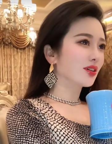 男人偷偷听我听过的歌男人非常想念一个人时会有怎样的表现呢