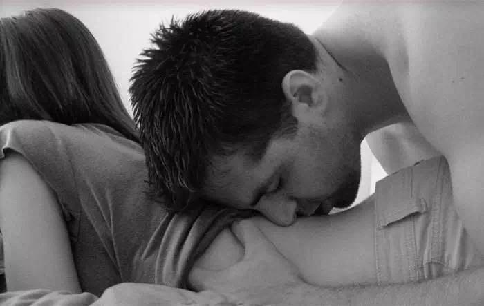 男人特别喜欢小孩男生一直盯着看女生有哪些原因