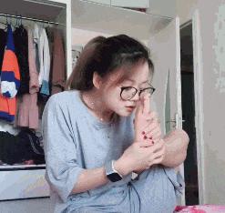 看女朋友和别人玩,女朋友被别人追