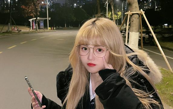 闺蜜总是和我暗恋的人搞暧昧,怎么看待女朋友在qq上面和别的男生绑定闺蜜关系并且频繁聊天