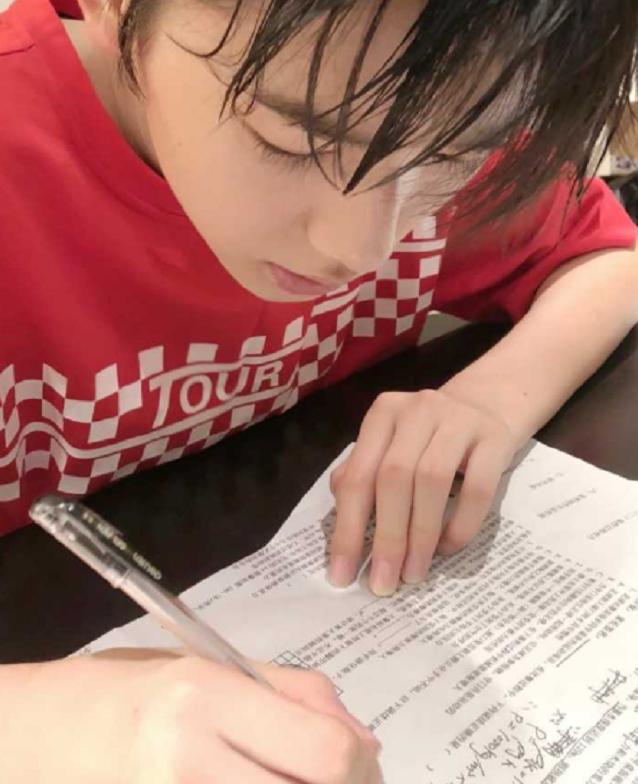 初中怎样判断一个男生是否喜欢你男生会在乎女生的第一次吗