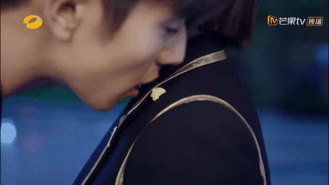 男人刻意回避有好感的女人,一个男生刻意躲女生