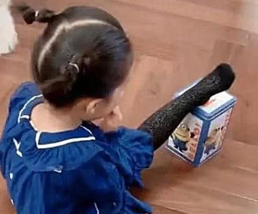 女儿从小喜欢男孩子的东西一个女生在还不是很熟的情况下向男生要礼物是什么心理