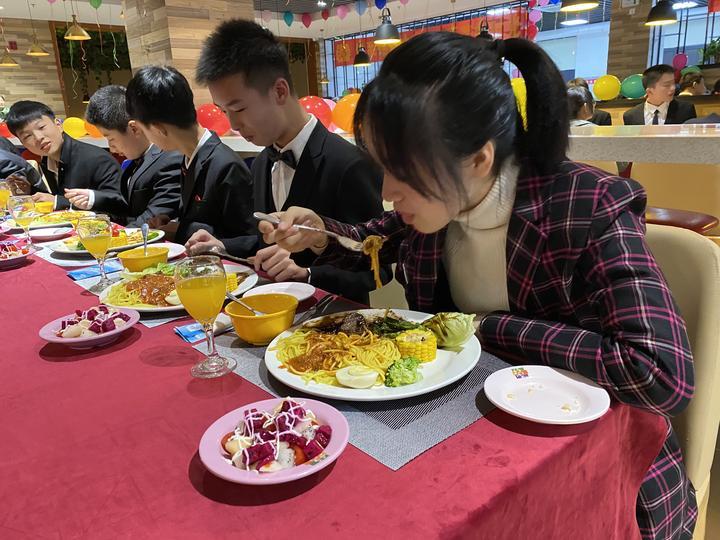 初中男生喜欢女生有什么表现,儿子马上上高三了