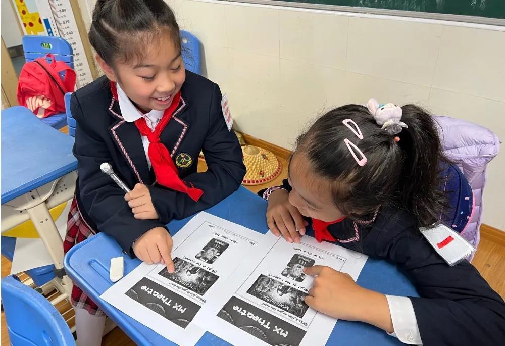 怎么让喜欢的男生喜欢自己小学,初中时男生喜欢你会表现在哪些方面呢