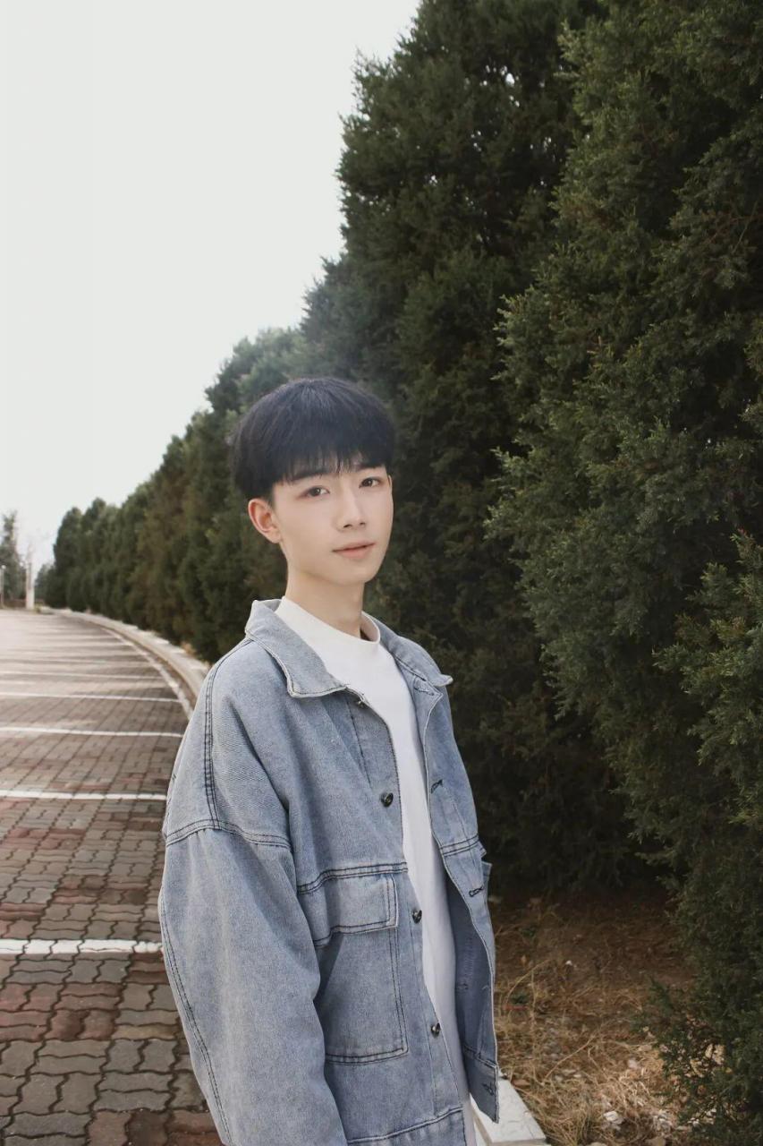 男大学生的穿衣搭配图片男生如何学习服装搭配