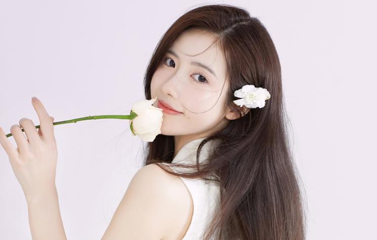 女生喜欢另一个女生怎么追到她,她对你爱搭不理的该不该放弃