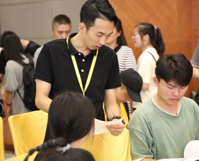 文凭不高适合什么工作,学历不高的男生可以学点什么技术有前景呢