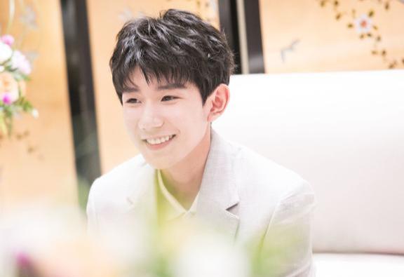 怎么看初中男生喜不喜欢你,男生会在乎女生的第一次吗