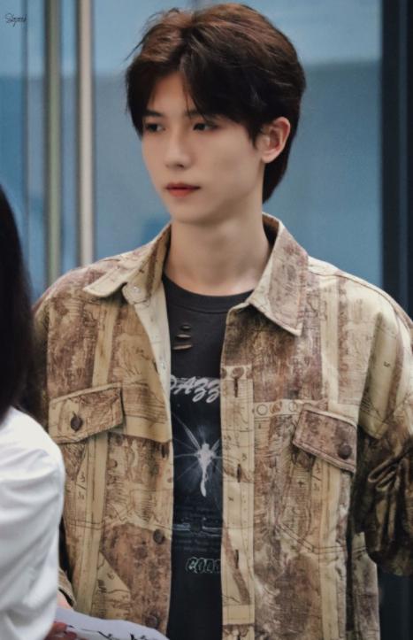 他故意在我面前对别的女生好为什么还总是盯着我看