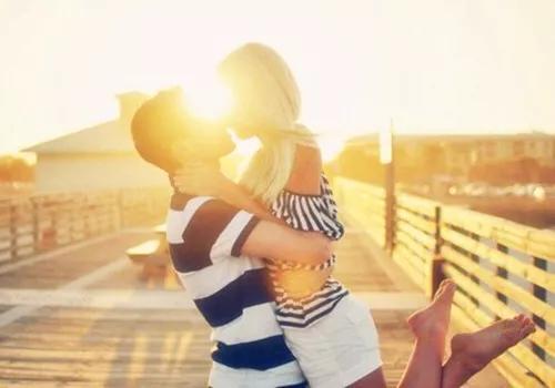 聊天怎么判断一个男生喜不喜欢你,如果有一个男生喜欢你