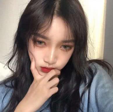 喜欢摸男朋友脸的女生女人总是喜欢摸男人的脑袋