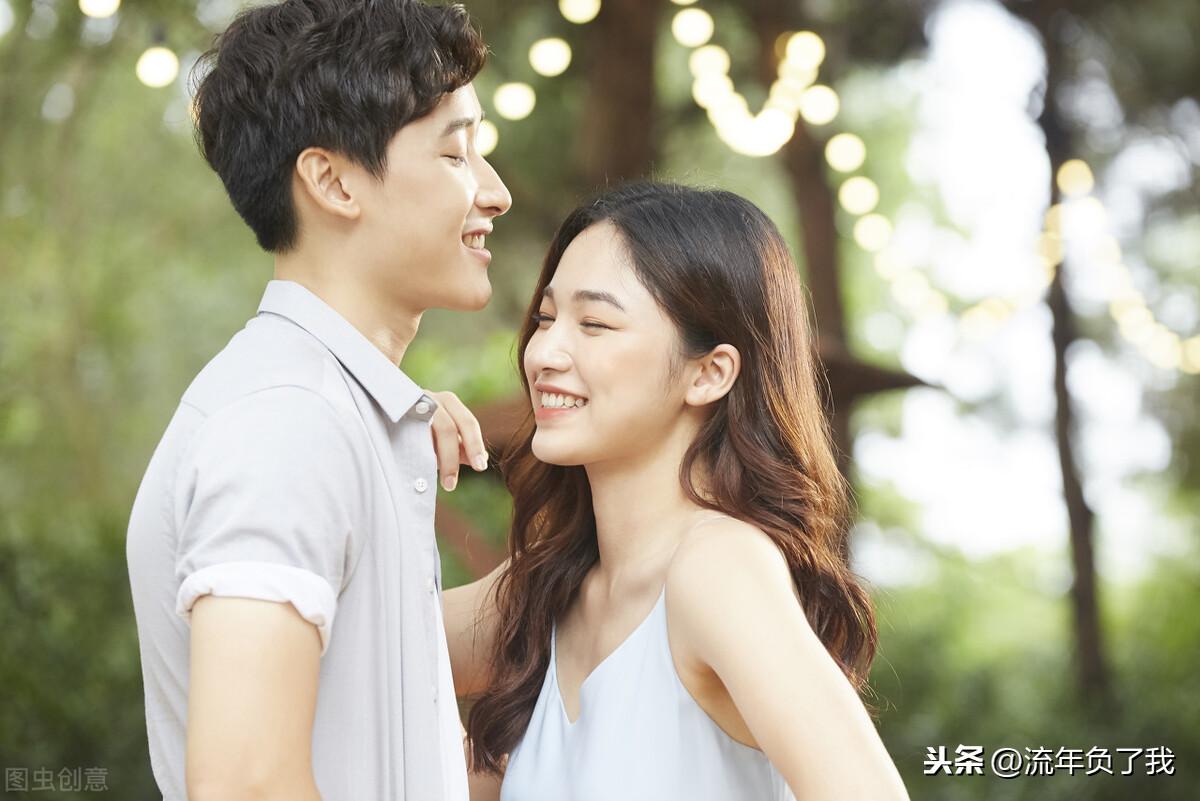 如何找话题和喜欢的人聊天,情侣之间明明都想聊天但是没话题怎么办