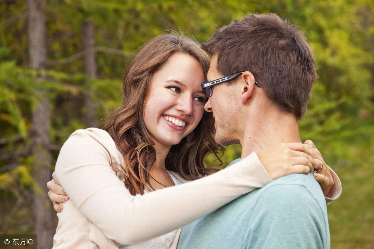 男人故意当我面和别人暧昧他为什么当着同事们非等我一起下班