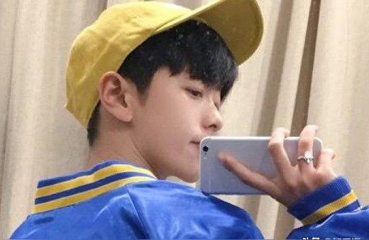 怎么看一个男孩子喜不喜欢你,怎么判断一个男生是否喜欢你