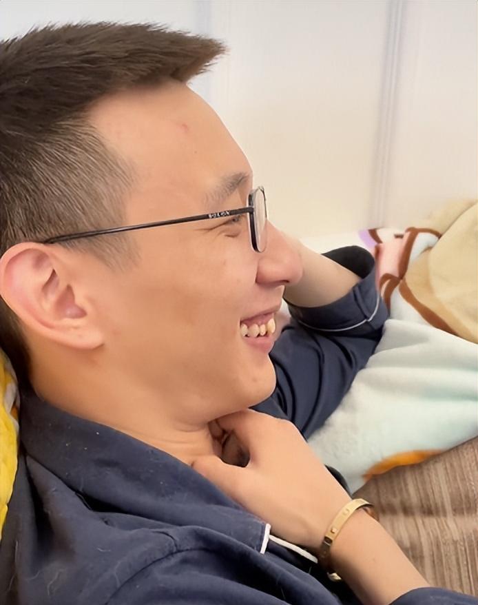 男人为啥都喜欢男孩呢男人喜欢上了一个比他大十多岁的女人