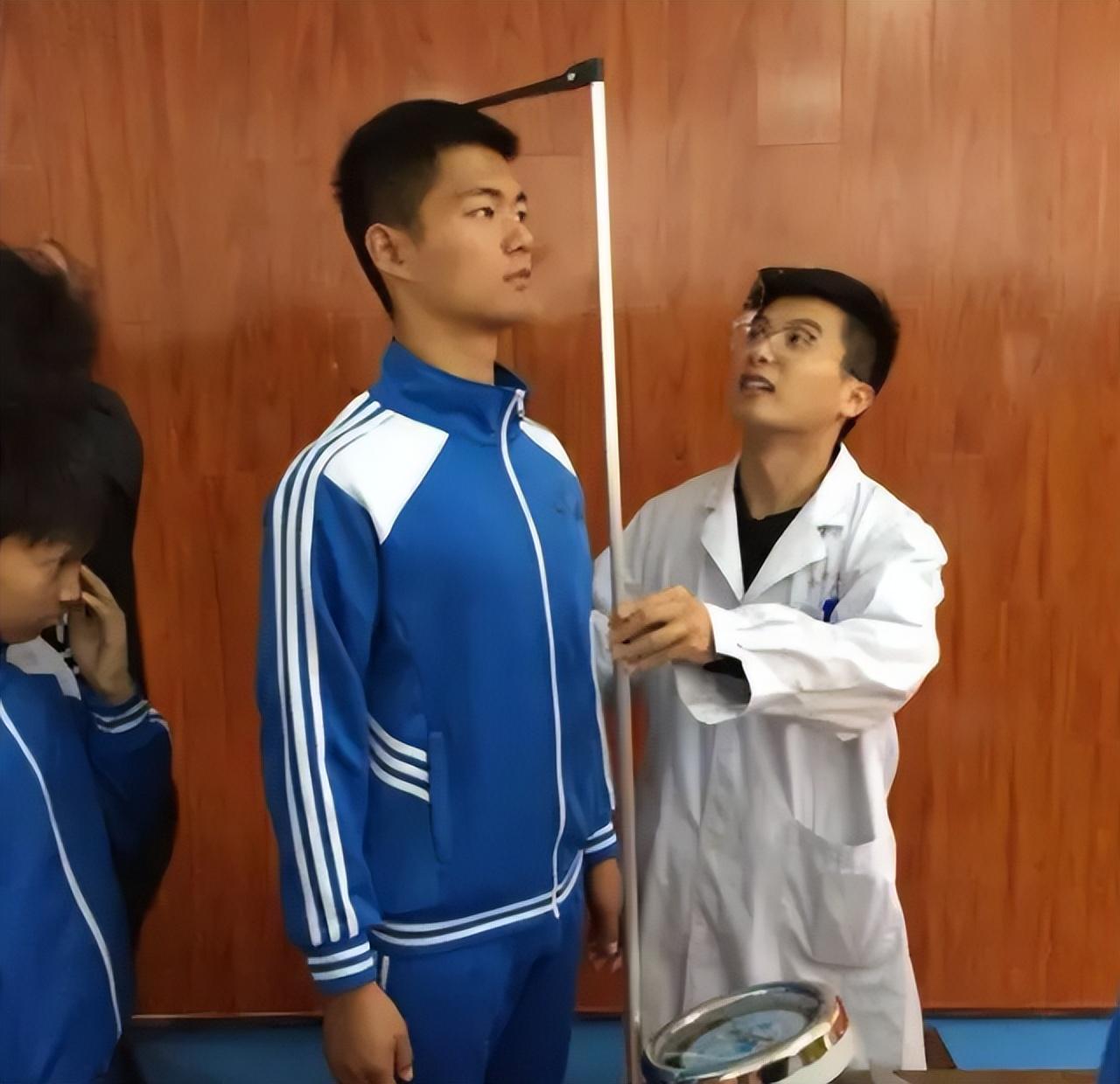 男生初一标准身高初一1米4还能长高吗