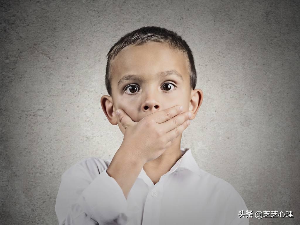 男生突然摸你脸心理学,为什么女生喜欢被男生摸头