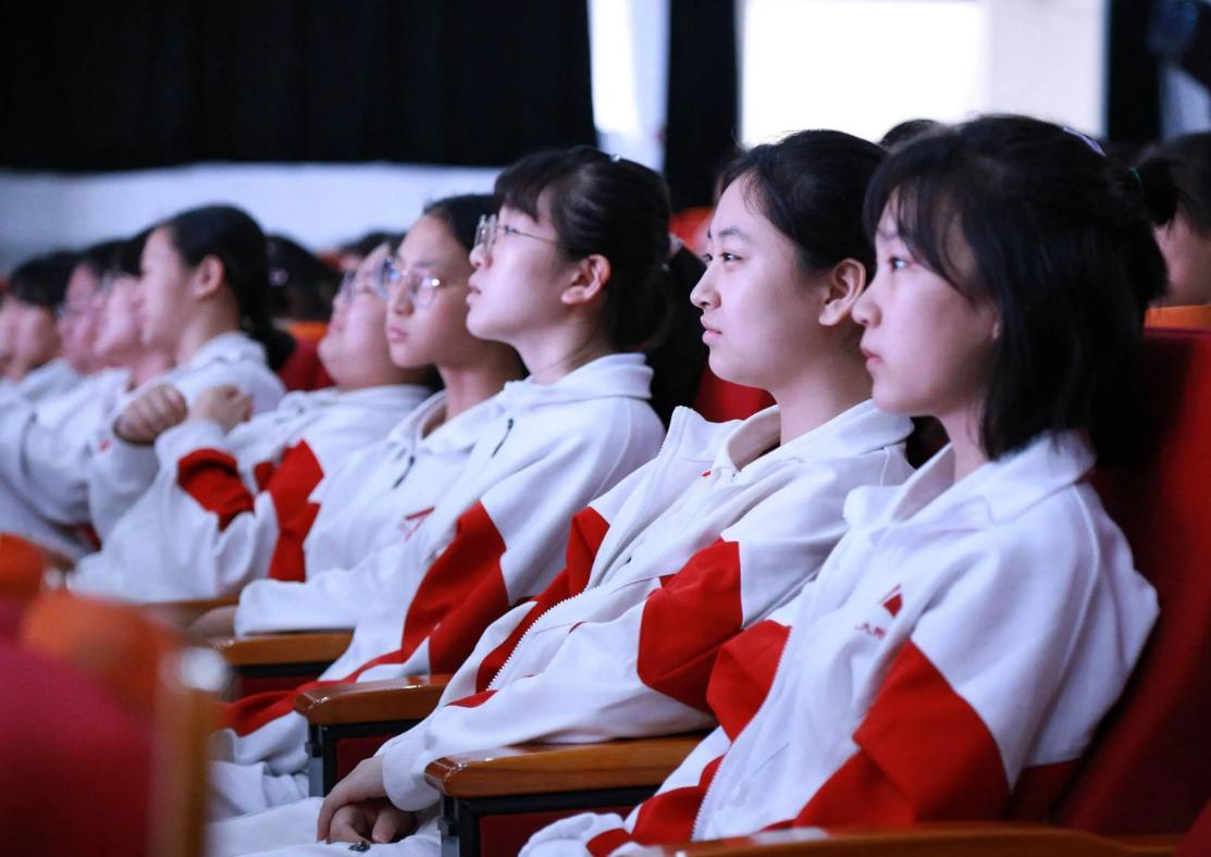 中学时期男生喜欢女生的表现男生一般会喜欢什么样性格的女生