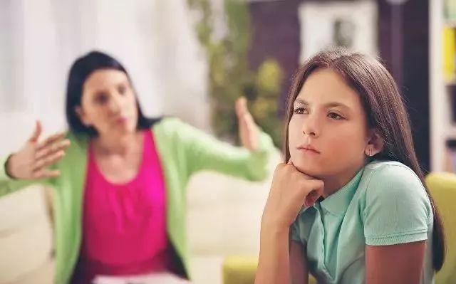 青春期女生喜欢男生的表现及行为为什么青春期女生会长痣