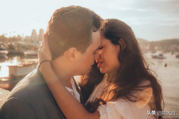 一个男生暗恋的举动一个男生之前看见你表现得很冷淡