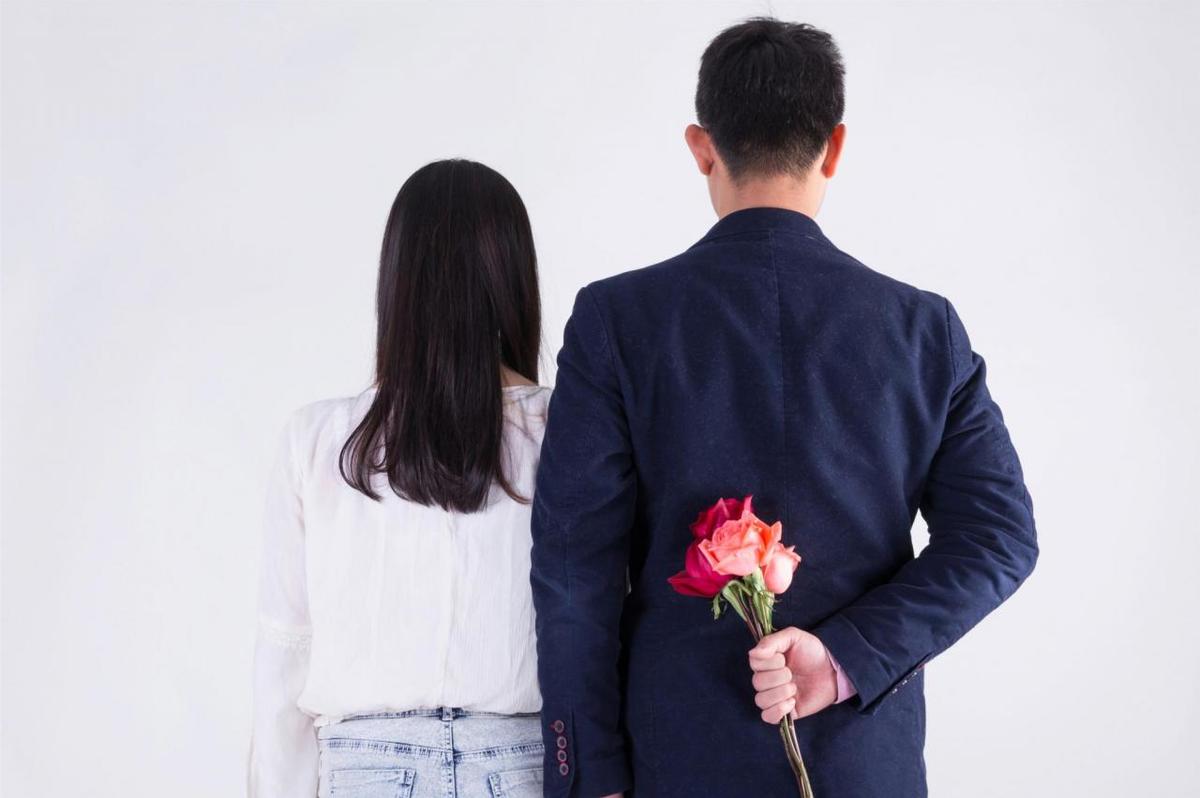 双向暗恋都不主动怎么办,两个内向的人互相暗恋