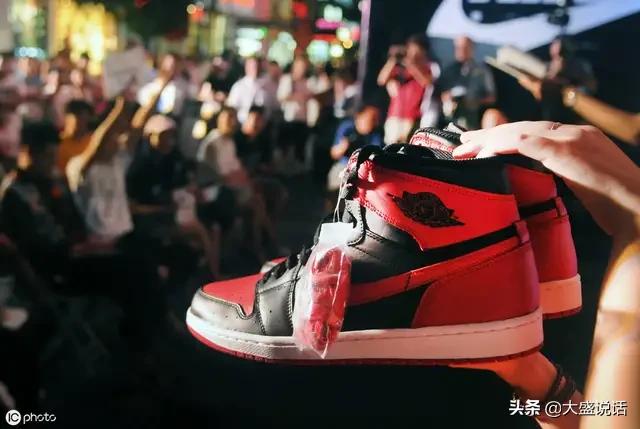 跨境电商服装行业的发展趋势,一个做殴美外贸服装批发的商家想做跨境电商供应商，该怎么操作