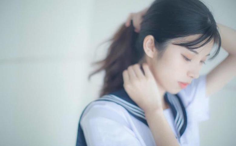 一个男的喜欢两个女孩怎么办,如何看待一个男生喜欢你