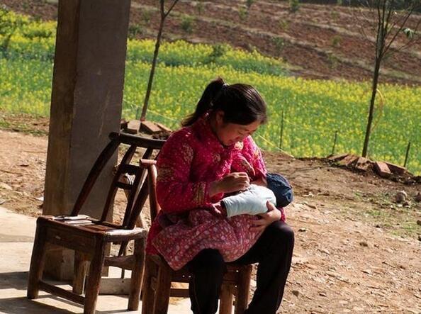 怎样辨别男生是不是喜欢自己呢,怎么样辨别一个人到底喜不喜欢对方