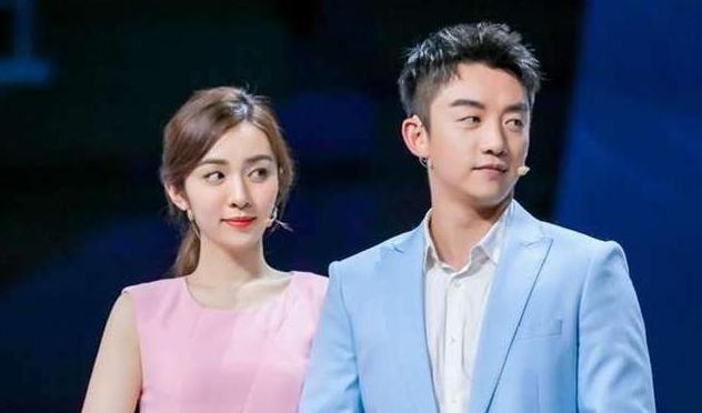 如何判断暗恋的女生是否喜欢自己,女孩喜欢男孩的暗示和表现有哪些