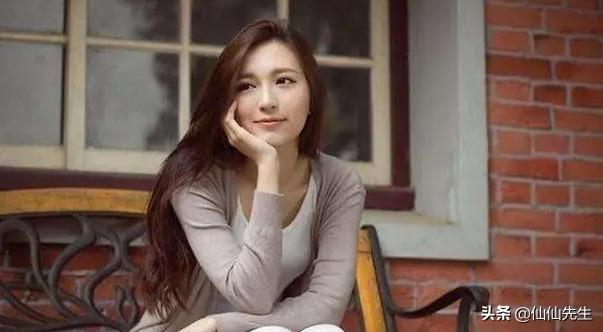 当着男朋友的面和别的男人聊天对异性发一些亲吻亲昵的图片