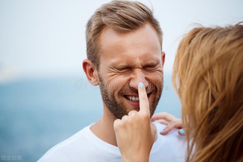 女人暗恋一个男人的表现和举动如何判断一个女生是否喜欢你