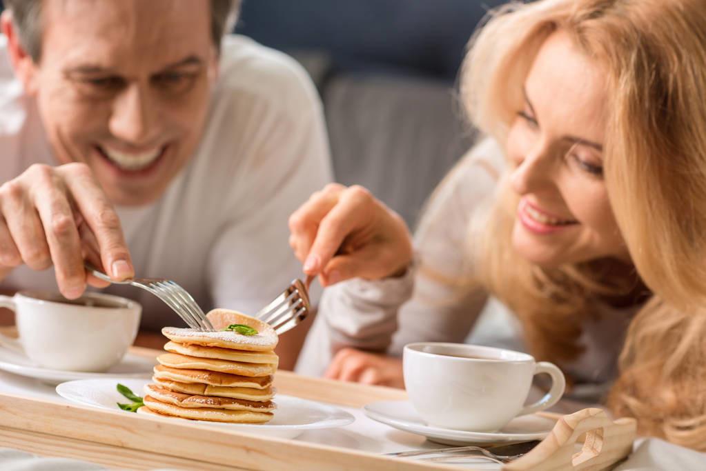 男人喜欢捏女人脸代表什么和自己父亲年纪一般大的男人