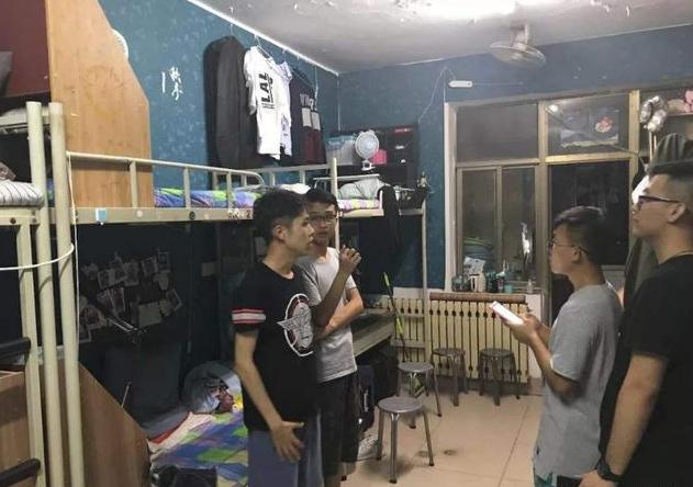 男孩最喜欢做的事小孩子写作业每次都拖很长时间边写边玩