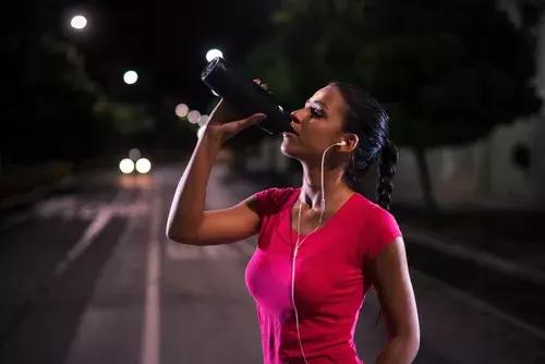 晨跑和夜跑哪个更减肥,夜跑效果好一点还是晨跑效果好一点